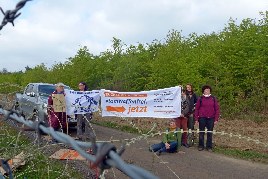 Teilnehmerinnen von Büchel17 auf dem Militärflugplatz Büchel am 30 4 2019 1024